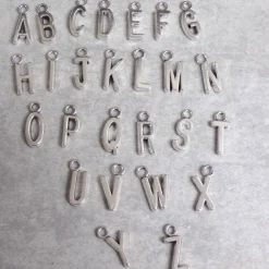 Handgemachter Kugelschreiber mit Silikonfigur & personalisierbarem Buchstabenanhänger – Geschenkidee mit Ersatzmine