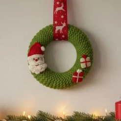 Handgemachter Strickkranz Weihnachten – Kleiner Wandkranz mit Weihnachtsmann, Advent Türkranz 17,5cm