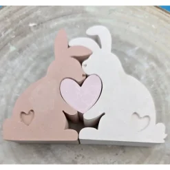 Handgemachtes Hasenpaar aus Raysin mit Herz – Zeitlose Oster- & Frühlingsdeko, Unikat Geschenkidee