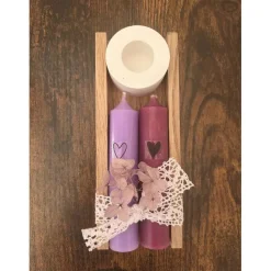 Handgemachtes Kerzenset mit Holzhalterung & Herz-Stabkerzen – Geschenk mit Trockenblumen