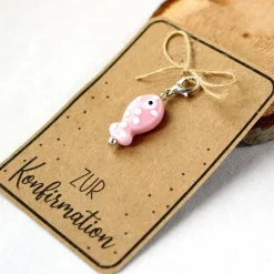 Handgemachtes Konfirmationsgeschenk – Keramik Fischanhänger auf Karte als christliches Symbol