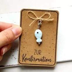 Handgemachtes Konfirmationsgeschenk – Keramik Fischanhänger auf Karte als christliches Symbol