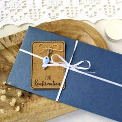 Handgemachtes Konfirmationsgeschenk – Keramik Fischanhänger auf Karte als christliches Symbol