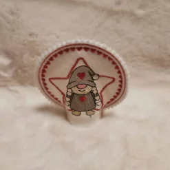 Handgemachtes LED-Teelichtcover aus Filz – liebevoll bestickt