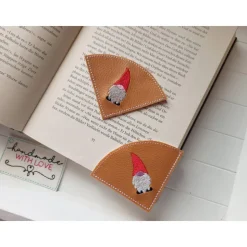 Handgemachtes Lesezeichen Wichtel – gestickt auf braunem Kunstleder, Leseecke, vegan