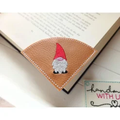 Handgemachtes Lesezeichen Wichtel – gestickt auf braunem Kunstleder, Leseecke, vegan