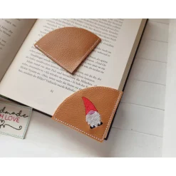 Handgemachtes Lesezeichen Wichtel – gestickt auf braunem Kunstleder, Leseecke, vegan