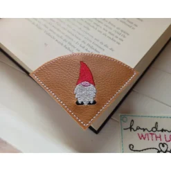 Handgemachtes Lesezeichen Wichtel – gestickt auf braunem Kunstleder, Leseecke, vegan