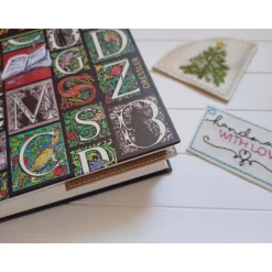 Handgemachtes Lesezeichen Wichtel – gestickt auf braunem Kunstleder, Leseecke, vegan