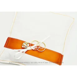 Handgemachtes Ringkissen mit aprikotfarbenem Satinband & Knopf – Unikat, 16x15 cm, für Deine Hochzeit