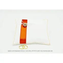 Handgemachtes Ringkissen mit aprikotfarbenem Satinband & Knopf – Unikat, 16x15 cm, für Deine Hochzeit