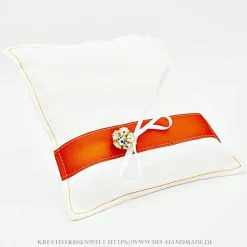 Handgemachtes Ringkissen mit aprikotfarbenem Satinband & Knopf – Unikat, 16x15 cm, für Deine Hochzeit
