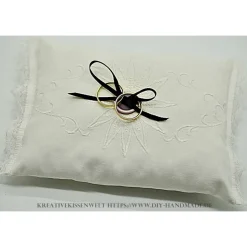 Handgemachtes weißes Ringkissen mit Vintage-Knopf und Spitze – Unikat für die Hochzeit & Trauung, 14 cm x 21 cm