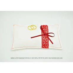 Handgemachtes weißes Ringkissen mit roter Spitze, Unikat – 18x11 cm, Hochzeit & Trauung