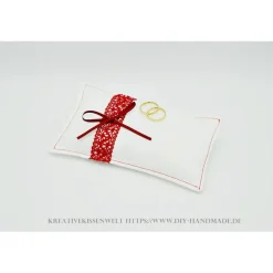 Handgemachtes weißes Ringkissen mit roter Spitze, Unikat – 18x11 cm, Hochzeit & Trauung