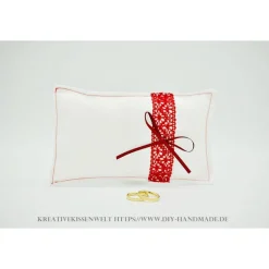 Handgemachtes weißes Ringkissen mit roter Spitze, Unikat – 18x11 cm, Hochzeit & Trauung