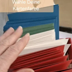 Handgemalte Weihnachtskarte Schneemann mit bunten Tannenbaum, Grußkarte Weihnachten