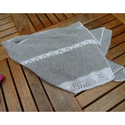 Handgestrickte Babydecke aus Baumwolle, Merinowolle und Alpaka – Grau Weiß – 81x83 cm