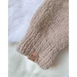 Handgestrickter Baby Overall mit Kapuze aus Plüschgarn – Größe 62–68 – Baby Set mit Babyschuhen – Geschenk zur Geburt