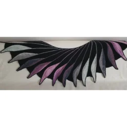 Handgestrickter Baktus „Wundervogel“ – Eleganz in Schwarz und Farbpoesie