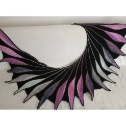 Handgestrickter Baktus „Wundervogel“ – Eleganz in Schwarz und Farbpoesie