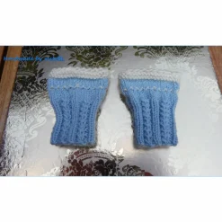 Handgestricktes Neugeborenen-Set aus Merinowolle – Babymütze & Pulswärmer blau/weiß, 0-3 Monate