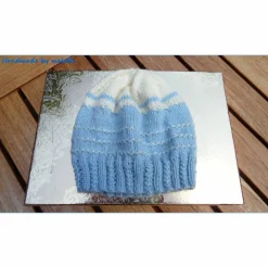 Handgestricktes Neugeborenen-Set aus Merinowolle – Babymütze & Pulswärmer blau/weiß, 0-3 Monate
