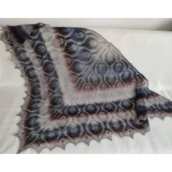 Handgestricktes Tuch „Pfauefeder“ – 100 % handgefärbte Schafwolle