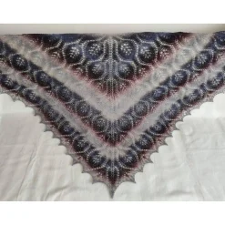 Handgestricktes Tuch „Pfauefeder“ – 100 % handgefärbte Schafwolle