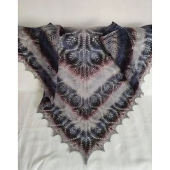 Handgestricktes Tuch „Pfauefeder“ – 100 % handgefärbte Schafwolle