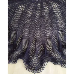 Handgestricktes Tuch „Sultan“ – Dunkelblau mit blauem Lurex