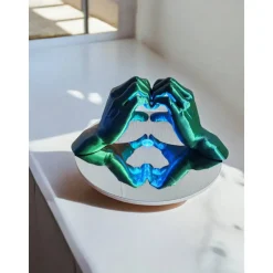 Hands Heart Skulptur Duochrome | Irisierende Deko Handzeichen | Liebe Geschenk | PLA 3D-Druck Kunstwerk | Modernes Regal