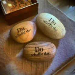 Handschmeichler aus Holz mit individueller Gravur – Dein einzigartiges Naturprodukt