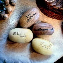 Handschmeichler aus Holz mit individueller Gravur – Dein einzigartiges Naturprodukt