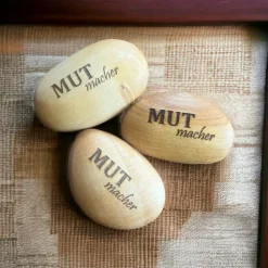 Handschmeichler aus Holz mit individueller Gravur – Dein einzigartiges Naturprodukt