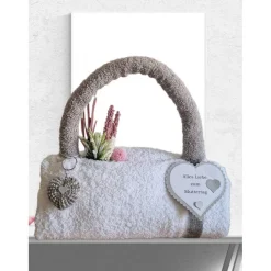 Handtasche aus Handtüchern zu Weihnachten als kreatives Muttertagsgeschenk mit Herz-Schlüsselanhänger
