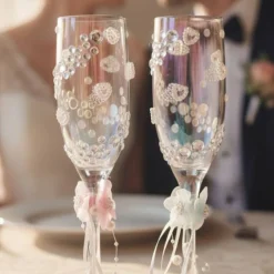 Handverzierte Champagnergläser „Nova Petal“ – exklusive Hochzeitsgläser mit Blütenakzenten