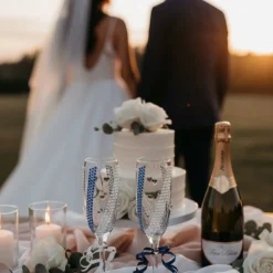 Handverzierte Hochzeitsgläser Blau Weiß mit Perlen & Herzdekor – 2er-Set