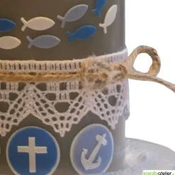 Handverzierte Taufkerze in Taupe im Vintage-Stil mit Fischmotiv, Glaube Liebe Hoffnung und Klöppelspitze