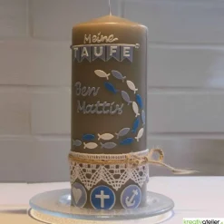 Handverzierte Taufkerze in Taupe im Vintage-Stil mit Fischmotiv, Glaube Liebe Hoffnung und Klöppelspitze