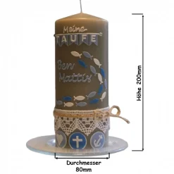 Handverzierte Taufkerze in Taupe im Vintage-Stil mit Fischmotiv, Glaube Liebe Hoffnung und Klöppelspitze
