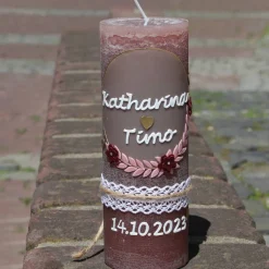 Harmonie der Liebe: Rustikale Hochzeitskerze personalisierbar mit Blumenranke und goldenen Herzen, Hochzeitsgeschenk