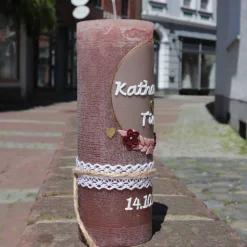 Harmonie der Liebe: Rustikale Hochzeitskerze personalisierbar mit Blumenranke und goldenen Herzen, Hochzeitsgeschenk