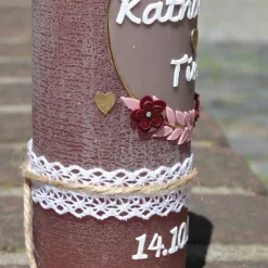 Harmonie der Liebe: Rustikale Hochzeitskerze personalisierbar mit Blumenranke und goldenen Herzen, Hochzeitsgeschenk