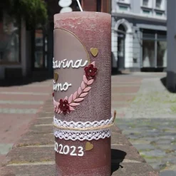 Harmonie der Liebe: Rustikale Hochzeitskerze personalisierbar mit Blumenranke und goldenen Herzen, Hochzeitsgeschenk