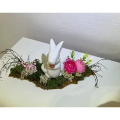 Hase auf einer Baumrinde