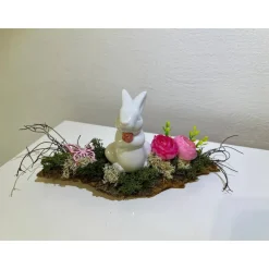 Hase auf einer Baumrinde