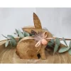 Hase aus Holz - Osterhase - Osterdekoration mit  Ostern mit Feder und Ei dekoriert