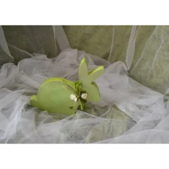 Hase grün mit grüner Samtschleife und Papierblumen