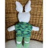 Hase „Tommy“ gestrickt mit kompletter Bekleidung, ein handgestrickter Hase sucht ein liebevolles Zuhause